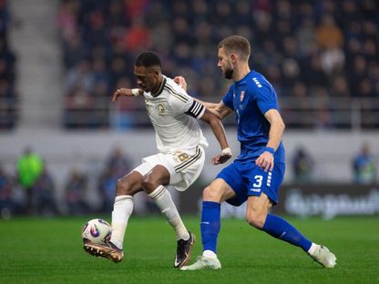 محمد كنو لاعب السعودية يسيطر على الكرة خلال مواجهة صربيا الودية - 31 مارس 2026 - X/@SaudiNT