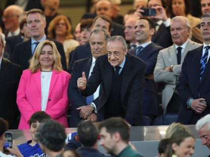 رئيس ريال مدريد فلورنتينو بيريز خلال التقاط صورة مع مشجعين قبل مباراة ضد ريال أوفييدو في "سانتياغو برنابيو" - 14 مايو 2026 - REUTERS