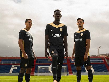 نادي ألفيركا البرتغالي خلال تقديم قميصه الثالث لمكافحة العنصرية - 31 أكتوبر 2025 - X/@FCAlverca