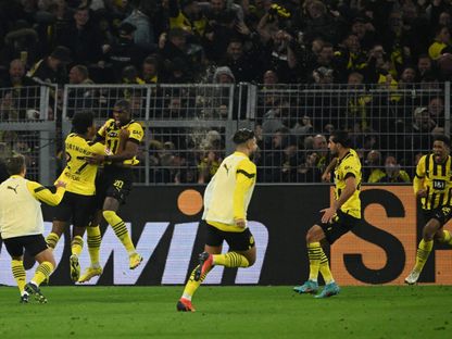 الفرنسي أنتوني موديست يحتفل مع زملائه بهدفه في شباك بايرن في الأنفاس الأخيرة، 8 أكتوبر 2022. - AFP