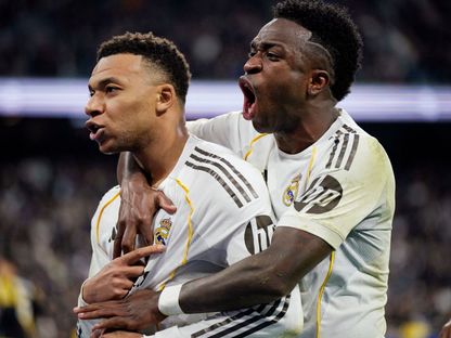 فرحة فينيسيوس جونيور وكيليان مبابي خلال المواجهة بين ريال مدريد ورايو فاليكانو في الدوري الإسباني - 1 فبراير 2026 - Reuters