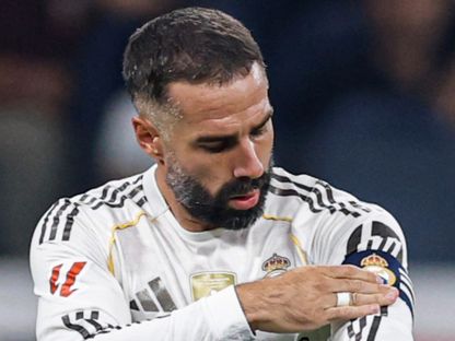 داني كارفاخال يرتدي شارة قيادة ريال مدريد أمام أوساسونا 19-8-2025 - Realmadrid/x