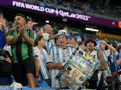 كارلوس تولا يشجع الأرجنتين بمواجهة بولندا في كأس العام 2022 - 30 نوفمبر 2022 - AFP