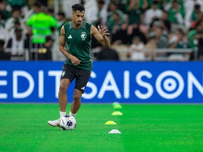 علي الأسمري لاعب المنتخب السعودي يقوم بعملية الإحماء قبل مواجهة البحرين في تصفيات كأس العالم - 15 أكتوبر 2024 - X/@SaudiNT