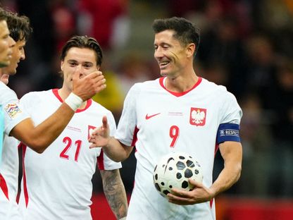 ليفاندوفسكي يحرز "هاتريك" ويحطم رقماً قياسياً لكريستيانو رونالدو