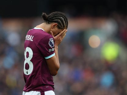 حنبعل المجبري لاعب بيرنلي يشعر بخيبة أمل بعد تسببه في ركلة جزاء أمام ليفربول في الدوري الإنجليزي الممتاز - 14 سبتمبر 2025 - Reuters