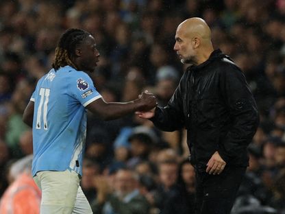 بيب غوارديولا مدرب مانشستر سيتي يصافح جيريمي دوكو بعد استبداله في مباراة ليفربول - 9 نوفمبر 2025 - REUTERS