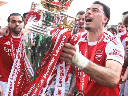 نجم أرسنال غابرييل مارتينيلي يحتفل بلقب الدوري الإنجليزي الممتاز - 25 مايو 2026 - X/@premierleague
