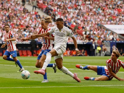 كيليان مبابي مهاجم ريال مدريد في صراع مع ماركوس يورينتي مدافع أتلتيكو - 27 سبتمبر 2025 - Reuters