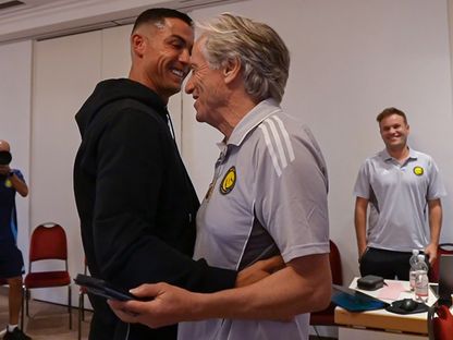 كريستيانو رونالدو نجم النصر يلتقي بمواطنه المدرب الجديد جورجي جيسوس في معسكر النمسا - 24 يوليو 2025 - x@AlNassrFC