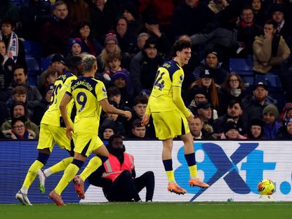 آرتشي غراي لاعب توتنهام (إلى اليمين) يحتفل بهدفه في مرمى كريستال بالاس في الدوري الإنجليزي - 28 ديسمبر 2025 - Action Images via Reuters