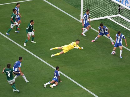 فرانسيسكو مورا يُبعد تسديدة ريشارد ريوس خلال مباراة بين بالميراس وبورتو في كأس العالم للأندية - 15 يونيو 2025 - Reuters