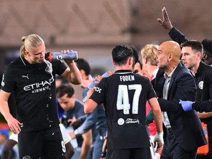 غوارديولا يوجه هالاند ولاعبيه في مباراة موناكو ومانشستر سيتي بدوري أبطال أوروبا - 1 أكتوبر 2025 - Reuters