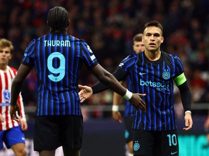 ماركوس تورام ولاوتارو مارتينيز مهاجما إنتر ميلان يتصافحان خلال مواجهة أتلتيكو مدريد بدوري أبطال أوروبا - 26 نوفمبر 2025 - REUTERS