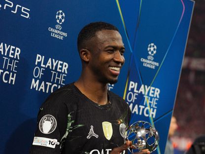 ويليان باتشو مع جائزة أفضل لاعب في مباراة باريس سان جيرمان وبايرن ميونيخ بإياب نصف نهائي دوري أبطال أوروبا - 6 مايو 2026 - X/@PSG_inside