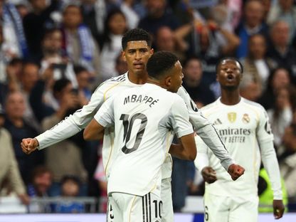 جود بيلينغهام يحتفل مع زميله كيليان مبابي الذي سجل الهدف الأول لريال مدريد أمام برشلونة في الكلاسيكو - 26 أكتوبر 2026 - REUTERS