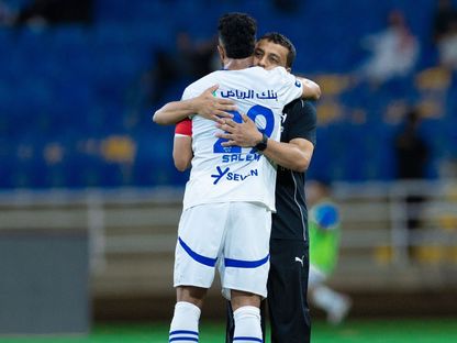 سالم الدوسري قائد الهلال يعانق مدربه محمد الشلهوب بعد مواجهة الرائد في دوري روشن السعودي - 7 مايو 2025 - X/@Alhilal_FC
