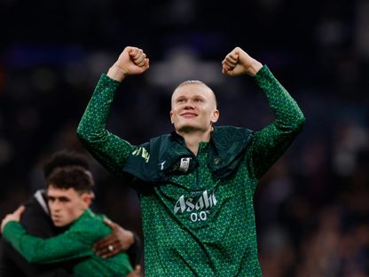 إيرلينغ هالاند يحيي الجماهير بعد فوز فريقه مانشستر سيتي على ريال مدريد في دوري أبطال أوروبا - 10 ديسمبر 2025 - REUTERS