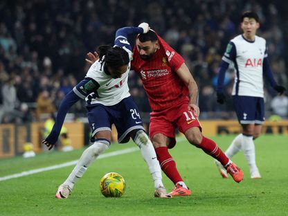 سبينس مدافع توتنهام خلال كرة مشتركة مع محمد صلاح مهاجم ليفربول - 8 يناير 2025 - Reuters