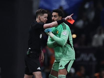 نواف العقيدي حارس النصر يتعرض للطرد أمام الهلال - 12 يناير 2026 - Reuters