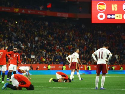 مهند لاشين يصافح محمود حسن تريزيغيه ومحمد هاني يسجد بعد تعادل مصر مع إسبانيا في مباراة ودية - 31 مارس 2026 - Reuters