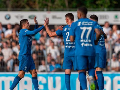 لاعبو الهلال يحتفلون بأحد الأهداف في الشوط الأول من المباراة الودية أمام بالينغن - 6 أغسطس 2025 - X/@Alhilal_FC