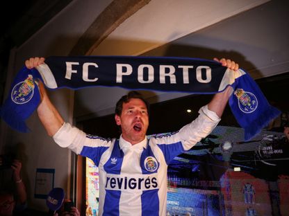 أندريه فيلاس بواش يحتفل بعد فوزه برئاسة نادي بورتو البرتغالي - 28 أبريل 2024 - REUTERS