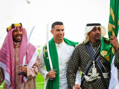 الأسطورة كريستيانو رونالدو يؤدي العرضة السعودية احتفالاً ⁧‫بيوم التأسيس - 22 فبراير 2023  - Twitter/@AlNassrFC 