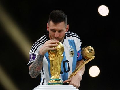 ليونيل ميسي يُقبّل مجسم كأس العالم بعد نهائي 2022 بين الأرجنتين وفرنسا - 18 ديسمبر 2022 - Reuters