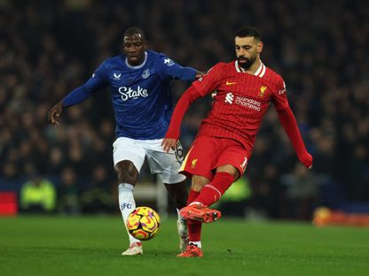 عبد الله دوكوري لاعب وسط إيفرتون في مراقبة محمد صلاح مهاجم ليفربول خلال قمة بالدوري الإنجليزي الممتاز - 12 فبراير 2025 - Reuters