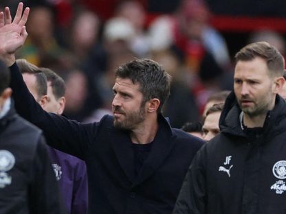 مايكل كاريك يُحيي جمهور مانشستر يونايتد بعد الفوز على مانشستر سيتي في الدوري الإنجليزي - يناير 2026 - Reuters