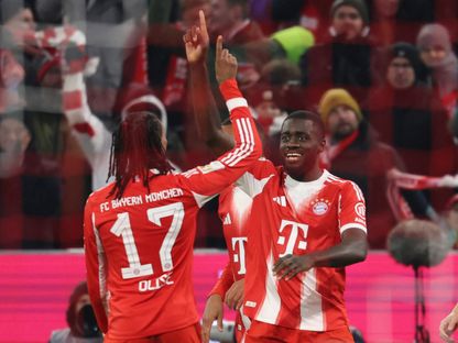 دايوت أوباميكانو يحتفل مع مايكل أوليس بتسجيله هدفاً لبايرن ميونخ في مرمى فرايبورغ - 22 نوفمبر 2025 - REUTERS