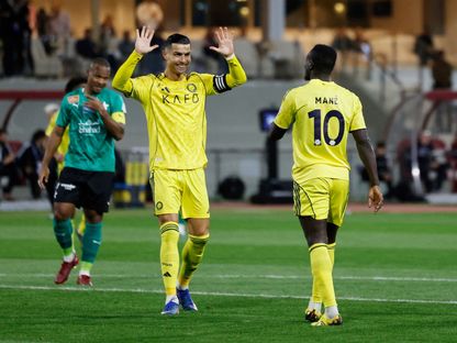 احتفال كريستيانو رونالدو نجم النصر مع ساديو ماني بتسجيل هدف في مرمى النجمة بالدوري السعودي - 25 فبراير 2026 - Reuters