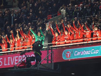 مدرب ليفربول يورغن كلوب وفيرجيل فان ديك يرفعان كأس رابطة الأندية الإنجليزية المحترفة بعد الفوز على تشيلسي في النهائي - 25 فبراير 2024 - Reuters