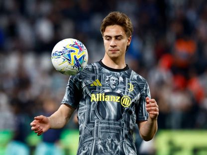 كينان يلديز لاعب يوفنتوس خلال عملية الإحماء قبل مواجهة بولونيا في الدوري الإيطالي - 19 أبريل 2026 - Reuters