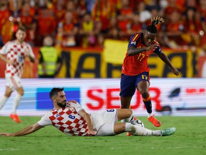 نيكو ويليامز لاعب إسبانيا يحاول تجاوز أحد مدافعي كرواتيا خلال مواجهة المنتخبين بدوري الأمم الأوروبية - 29 سبتمبر 2026 - REUTERS