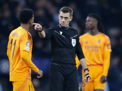 الحكم الفرنسي كليمان توربان يعلن ركلة جزاء لريال مدريد في مواجهة مانشستر سيتي بدوري أبطال أوروبا - 11 فبراير 2025 - REUTERS