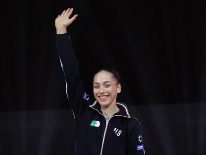 كايليا نمور تحتفل بميداليتها الفضية في نهائي عارضة التوازن ببطولة العالم للجمباز الفني في جاكرتا - 25 أكتوبر 2025 - Reuters