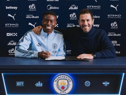 مارك غيهي يوقّع عقده في حضور هوغو فيانا المدير الرياضي لمانشستر سيتي - 19 يناير 2026 - X/@ManCity