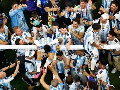 ليونيل ميسي يحتفل مع جماهير الأرجنتين بالتتويج بكأس العالم 2022 - 18 ديسمبر 2022 - Reuters