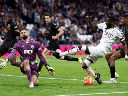 جيورجي مامارداشفيلي حارس مرمى فالنسيا يتدخل أمام أنطونيو روديغر لاعب ريال مدريد - 5 أبريل 2025 - Reuters