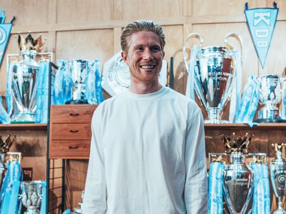 كيفين دي بروين وسط ألقابه التي تُوج بها مع مانشستر سيتي الإنجليزي - 28 مايو 2025 - X/ManCity