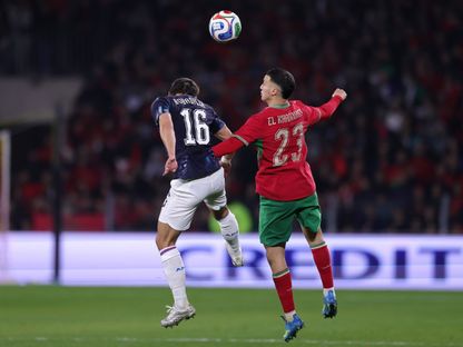 بلال الخنوس لاعب المغرب يرتقي لاستلام الكرة خلال مباراة باراغواي الودية في فرنسا - 31 مارس 2026 - X/@Albirroja