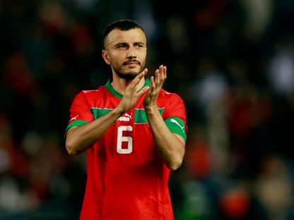 رومان سايس قائد منتخب المغرب يحيي الجمهور بعد مواجهة البرازيل الودية - 26 مارس 2023 - Reuters