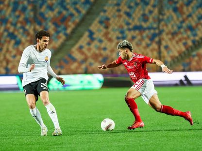 إمام عاشور لاعب الأهلي يحاول مراوغة أحد لاعبي الجونة خلال مواجهة الفريقين في الدوري المصري الممتاز - 19 فبراير 2026 - alahlyegypt.com