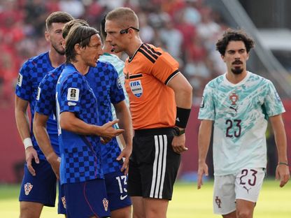 لاعب خط وسط كرواتيا لوكا مودريتش يعترض على قرار الحكم خلال مباراة دور الـ٣٢ ضد البرتغال في كأس العالم ٢٠٢٦ - ٢ يوليو ٢٠٢٦ - Reuters
