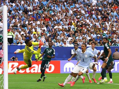 محمد العويس حارس مرمى المنتخب السعودي يمسك الكرة خلال مواجهة أوروغواي في كأس العالم - 15 يونيو 2026 - Reuters