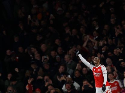 إيبريتشي إيزي يحتفل بعد تسجيله الهدف الرابع لأرسنال في شباك توتنهام - 23 نوفمبر 2025 - REUTERS