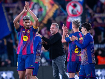 هانزي فليك مدرب برشلونة يحتفل مع لاعبيه بالفوز على إسبانيول بالدوري الإسباني - 11 أبريل 2026 - X@FCBarcelona
