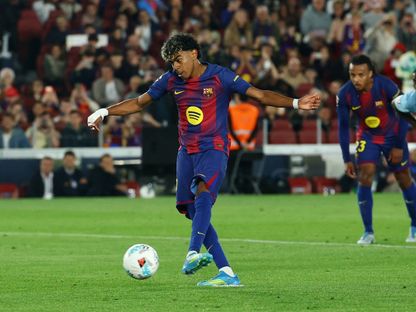 لامين يامال مهاجم برشلونة في طريقه لتسديد ركلة جزاء بنجاح في مرمى سيلتا فيغو في الدوري الإسباني - 22 أبريل 2026 - Reuters